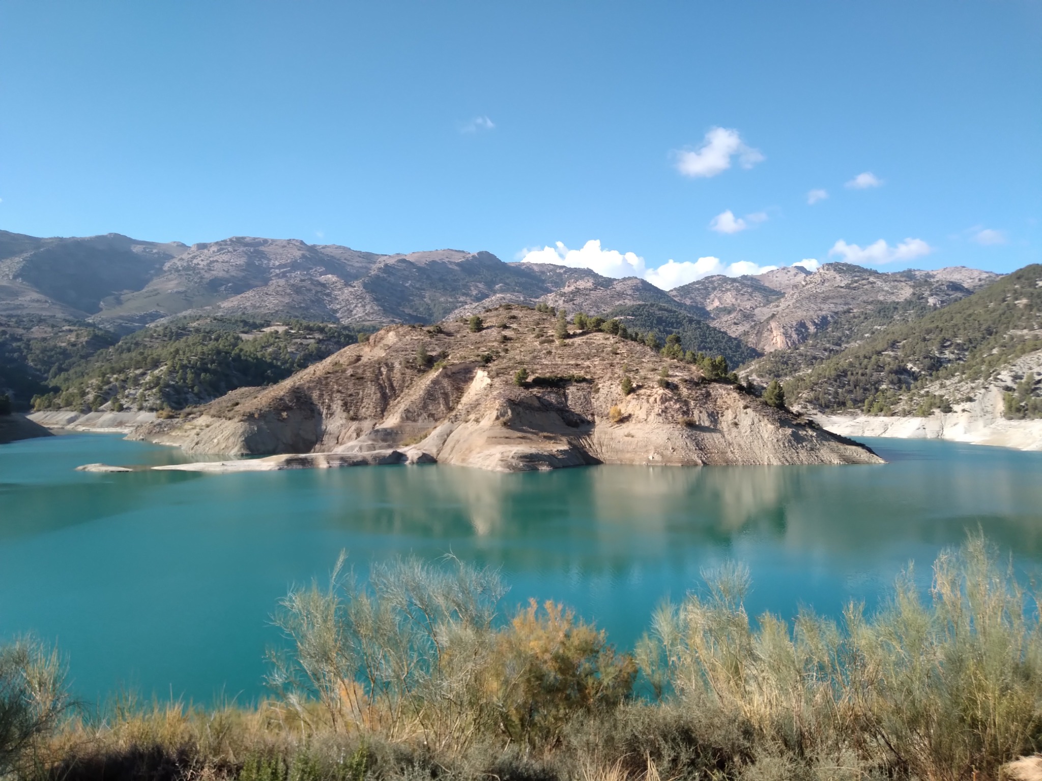 Türkisfarbener See in der Berglandschaft Andalusiens
